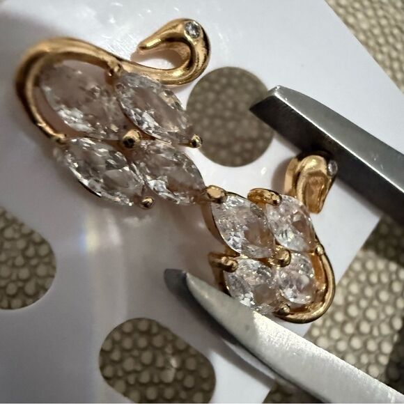 GOLDEN SWAN CRYSTAL STUD EARRINGS – WOMEN’S ELEGANT STATEMENT JEWELRY - Picture 15 of 17